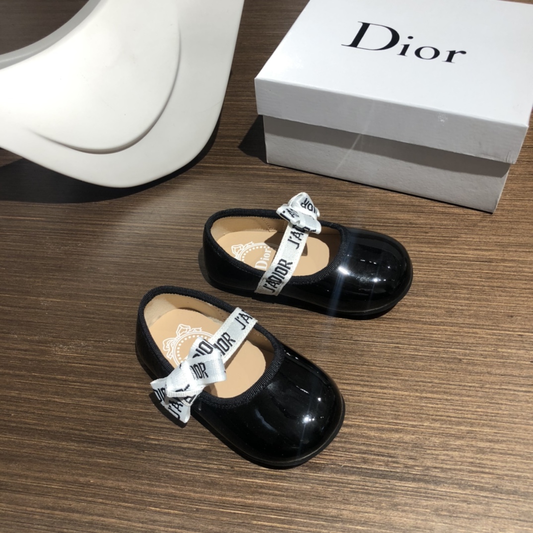 Children's shoes child